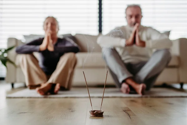 Casal Sênior Meditando Juntos Seu Apartamento — Fotografia de Stock