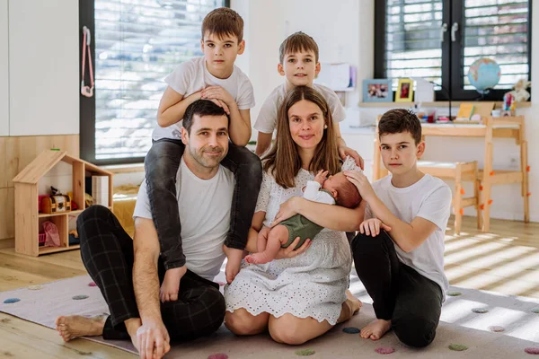 Πορτρέτο Της Μεγάλης Οικογένειας Τέσσερις Γιους Απολαμβάνοντας Νεογέννητο Μωρό Τους — Φωτογραφία Αρχείου