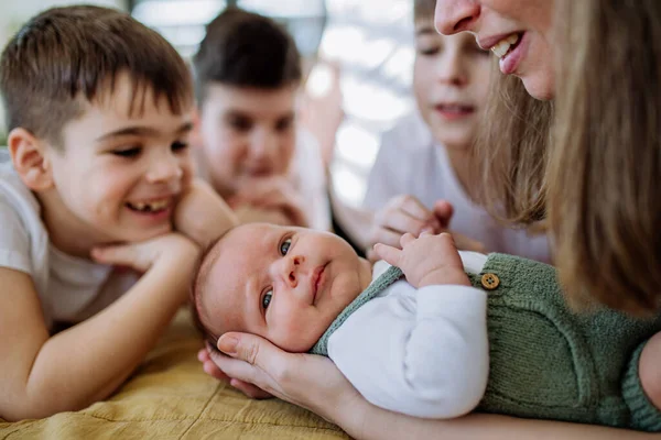 Glückliche Mutter Und Ihre Söhne Kuscheln Ihr Neugeborenes — Stockfoto