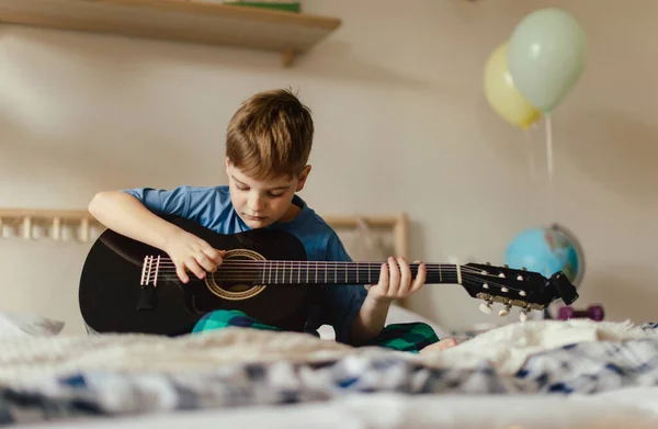 Счастливый Мальчик Играет Гитаре Комнате — стоковое фото