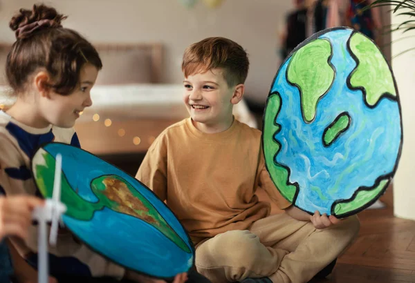Маленькие Дети Говорят Экологических Темах Комнате — стоковое фото
