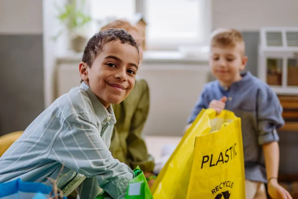 Crianças Separando Lixo Caixote — Fotografia de Stock
