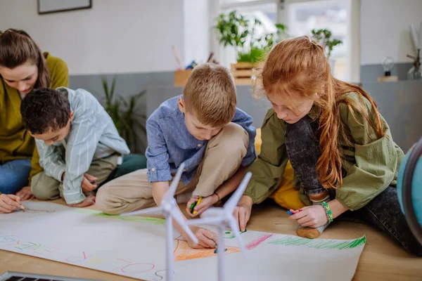 Crianças Desenhando Projeto Para Lição Ambiental Escola — Fotografia de Stock