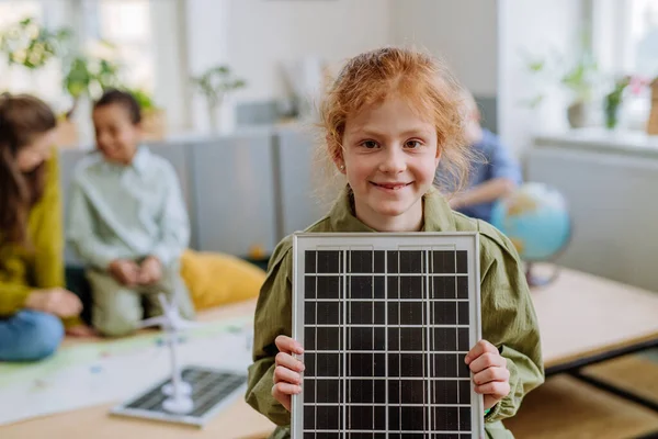 Kleines Mädchen Posiert Während Der Schulstunde Mit Einem Solarpanel — Stockfoto