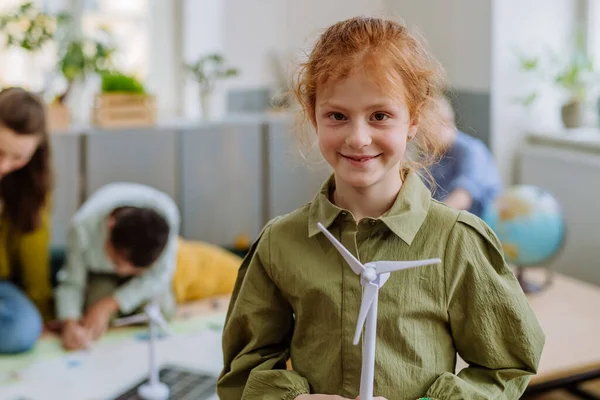 Маленька Дівчинка Позує Моделлю Зимової Турбіни Під Час Уроку Школи — стокове фото