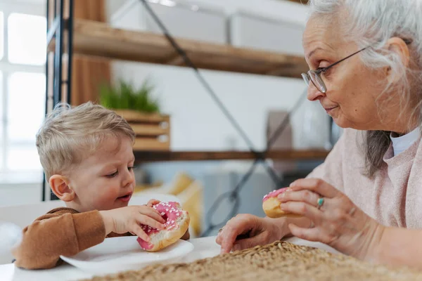 Kleine Jongen Met Zoete Snack Met Zijn Grootmoeder — Stockfoto