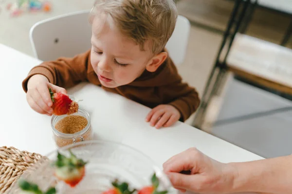 Μικρό Παιδί Που Τρώει Φράουλες Καστανή Ζάχαρη — Φωτογραφία Αρχείου