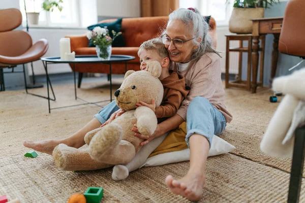 Бабуся Придушує Свого Маленького Онука Ведмежою Іграшкою — стокове фото
