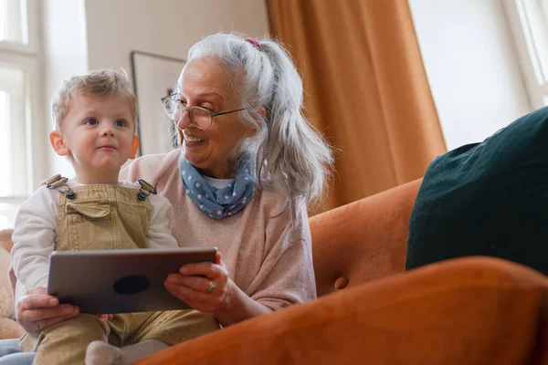 Nagymama Néz Tündérmese Unokájával Egy Digitális Tabletta — Stock Fotó