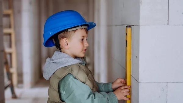 Маленький Мальчик Недостроенном Доме Измеряет Стену Недостроенном Доме Уровнем Духа — стоковое фото