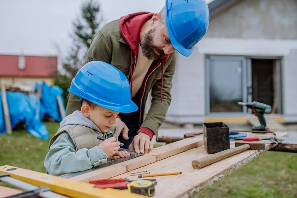 Otec Jeho Malý Syn Pracují Společně Před Jejich Nedokončeným Domem — Stock fotografie