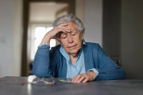 Olycklig Enior Kvinna Räknar Sin Pension Hemma — Stockfoto