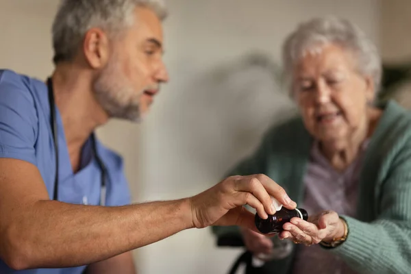 Verzorger Doet Regelmatig Controle Van Senior Klant Haar Huis — Stockfoto