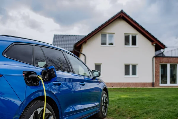 Close Van Elektrische Auto Opladen Buurt Van Een Familiehuis — Stockfoto