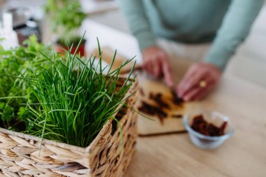 Kurumuş domatesleri kesen yaşlı adama yakın çekim..