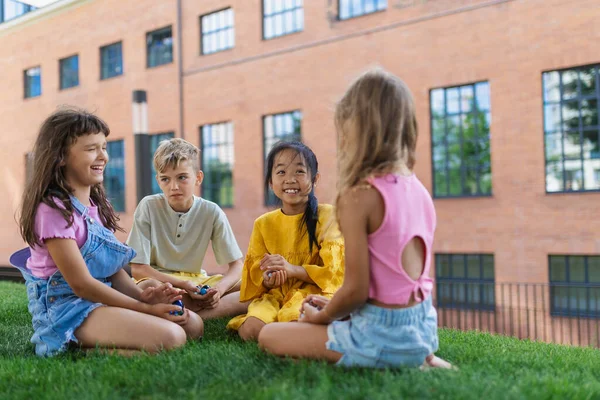 Gelukkige Kinderen Spelen Praten Samen Stadspark Tijdens Zomerdag — Stockfoto