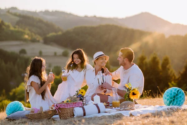 自然の中でピクニックをしている子供たちと幸せな家族 — ストック写真