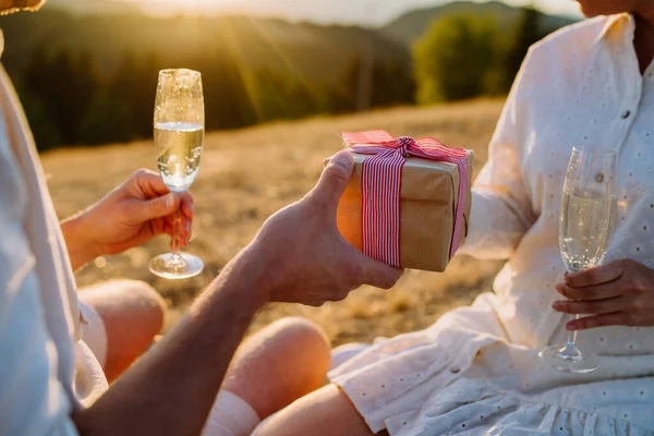 Blisko Para Miłości Pije Wino Daje Prezent Podczas Zachodu Słońca — Zdjęcie stockowe