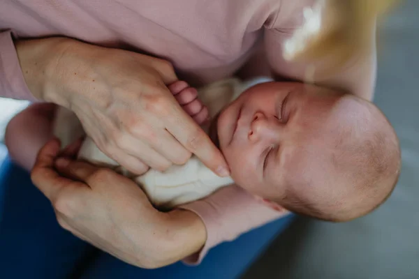 Anne Yeni Doğmuş Bebeğine Sarılıyor — Stok fotoğraf