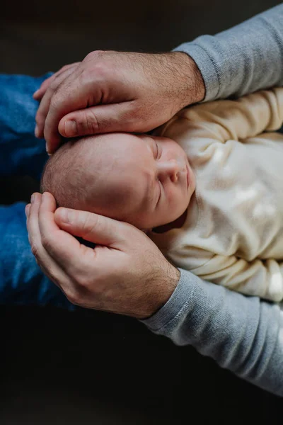 父親の親密なアップ彼の小さな新しい生まれたての赤ちゃんを抱きしめる — ストック写真