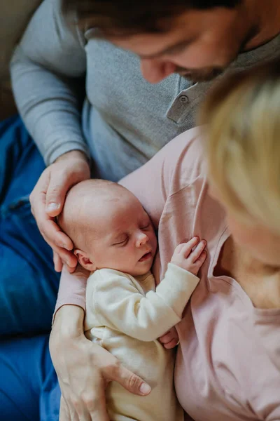 Großaufnahme Von Eltern Die Ihren Neugeborenen Sohn Knuddeln — Stockfoto