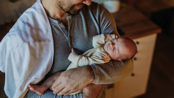 Babanın Yeni Doğmuş Bebeğini Kucağına Aldığı Yakın Plan — Stok fotoğraf