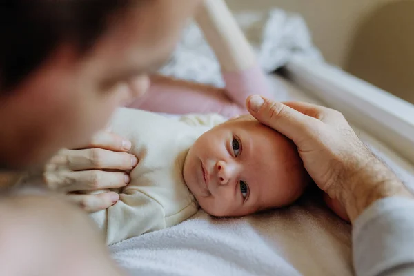 Närbild Föräldrar Kramar Sin Nyfödde Son — Stockfoto