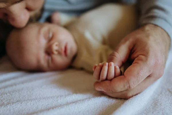 Närbild Far Håller Hand Nyfödda Barnet — Stockfoto