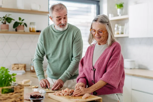 Coppia Anziani Che Cucinano Insieme Cucina — Foto Stock