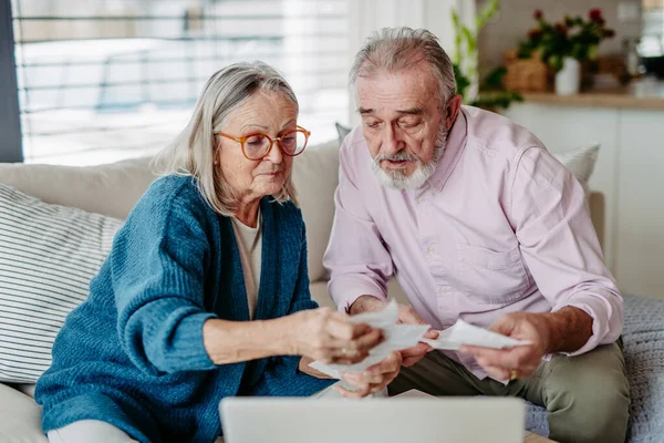 Yaşlı Çift Faturalarını Kontrol Ediyor Finans Kavramı — Stok fotoğraf