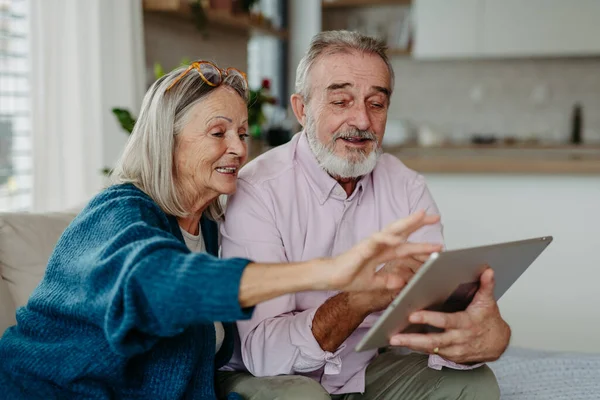 Tablet Menggulung Pasangan Senior Ruang Tamu — Stok Foto