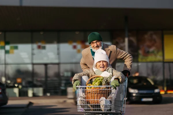 Oudere Stel Gaat Naar Huis Van Een Supermarkt Plezier Hebben — Stockfoto