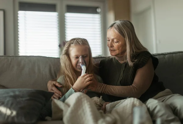 Yaşlı Kadın Hasta Torununa Bakıyor — Stok fotoğraf