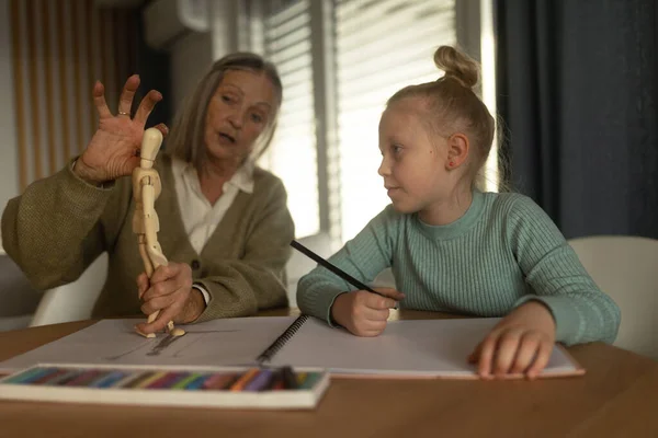 Senior Woman Teaching Her Little Granddaughter Figural Drawing — Stock Photo, Image
