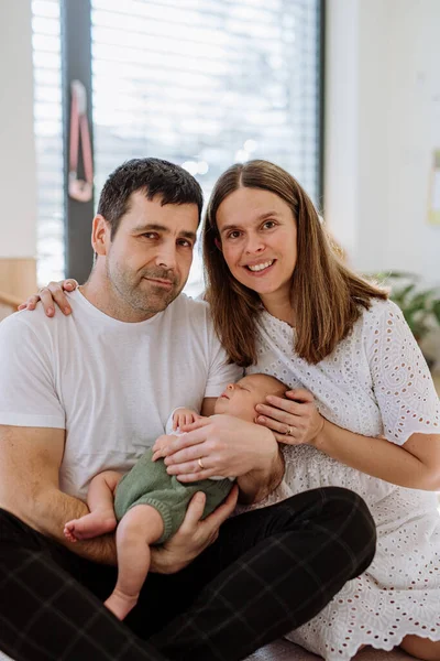 Glückliche Eltern Kuscheln Mit Ihrem Neugeborenen Sohn — Stockfoto