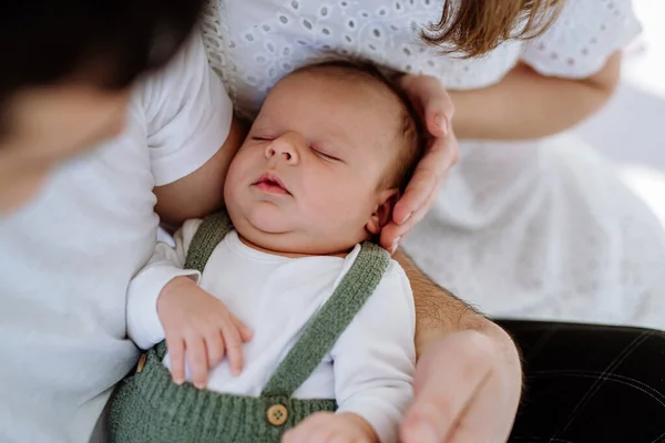 Close Mãe Pai Segurando Seu Bebê — Fotografia de Stock