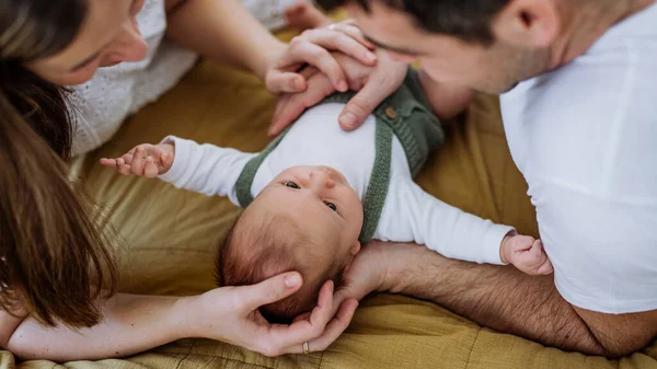 Padres Felices Abrazándose Con Hijo Recién Nacido —  Fotos de Stock