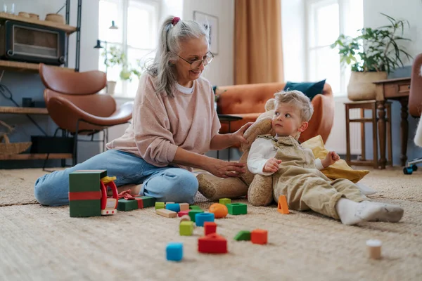 Γιαγιά Παίζει Τον Εγγονό Της Χτίζοντας Ένα Τετράγωνο Στο Δωμάτιό — Φωτογραφία Αρχείου