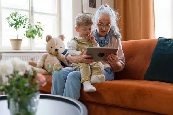 Avó Olhando Conto Fadas Com Seu Neto Tablet Digital — Fotografia de Stock