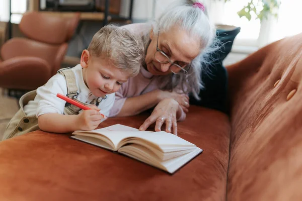 Бабушка Рисует Блокнот Своим Внуком — стоковое фото