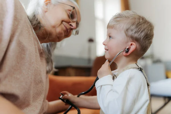 Kleine Jongen Onderzoekt Zijn Grootmoeder Speelt Voor Een Dokter — Stockfoto