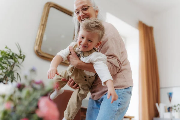 Старшая Женщина Веселится Маленьким Внуком — стоковое фото