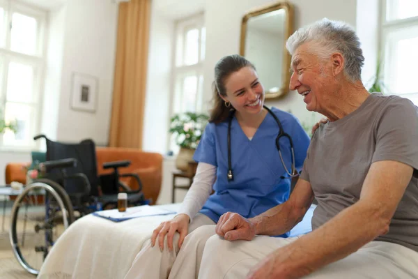 Junge Krankenschwester Pflegt Betagte Seniorin Hause — Stockfoto