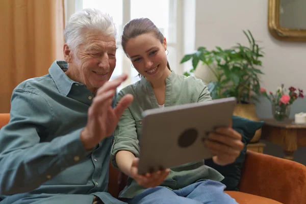 Torunuyla Birlikte Dijital Tablet Kullanan Yaşlı Bir Adam — Stok fotoğraf
