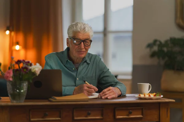 Uomo Anziano Che Scrive Appunti Nel Suo Diario Con Computer — Foto Stock
