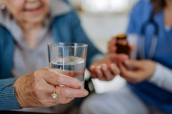Крупный План Медсестры Дающей Таблетки Пожилой Женщине Доме — стоковое фото