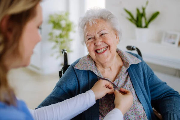 Perawat Muda Merawat Klien Wanita Senior — Stok Foto