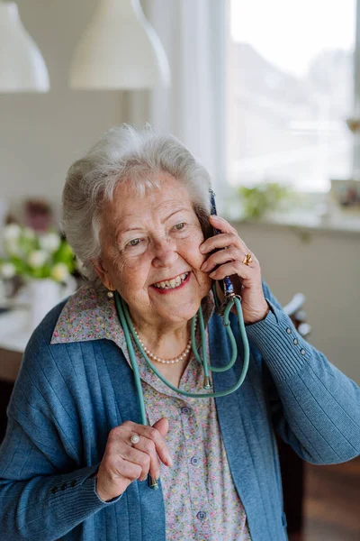 Portrait Senior Woman Calling Smartphone — Stock Photo, Image
