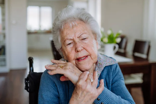 Ritratto Donna Anziana Sulla Sedia Rotelle Con Dolore Braccio — Foto Stock