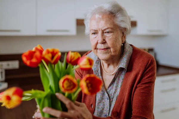 Portret Starszej Kobiety Bukietem Kwiatów — Zdjęcie stockowe